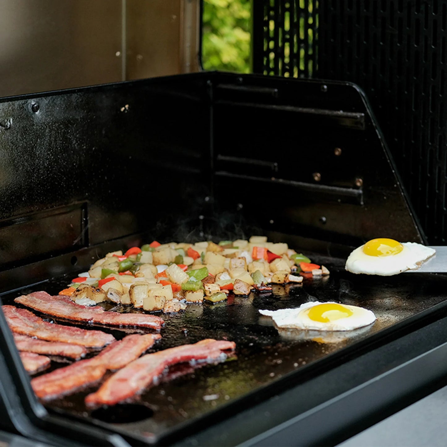 Masterbuilt Gravity 800 Griddle Grill + Smoker